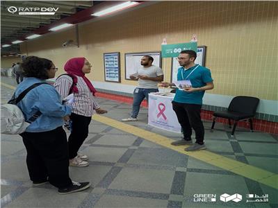 حملة توعوية عن سرطان الثدي داخل محطات مترو الخط الثالث