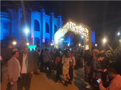 إقبال كثيف من الجمهور على حفل محمد منير