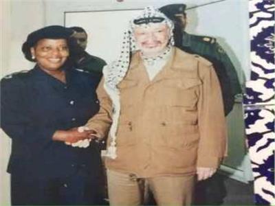  المناضلة فاطمة البرناوي مع الرئيس ياسر عرفات