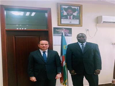  سفير مصر بجنوب السودان مع وزير الطاقة والسدود بيتر مارسيلو