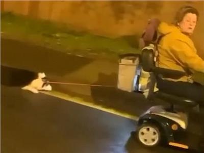 امرأة تشعل مواقع التواصل الاجتماعي بعد جر كلب على الطريق بدراجتها البخارية