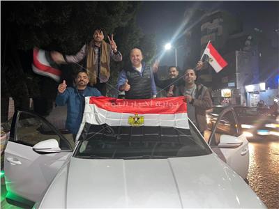 مواطنون يهتفون «تحيا مصر» وتسقط جماعة الإخوان الإرهابية