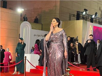 وفاء عامر تظهر باطلالة جذابة في افتتاح مهرجان القاهرة السينمائي الـ 44