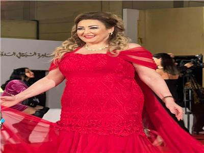 نهال عنبر بفستان أحمر في افتتاح مهرجان القاهرة السينمائي الـ44