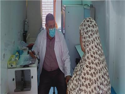 الكشف الطبي وتقديم العلاج بالمجان لـ630 مواطن في قافلة طبية لجامعة القناة بقرية السحارة