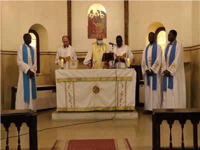 رئيس الأسقفية يصلي قداسًا ويمنح ترخيصًا للخدمة لخادمين سودانيين