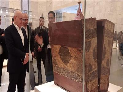 رئيس أركان الجيش القبرصي خلال زيارة المتحف القومي للحضارة المصرية