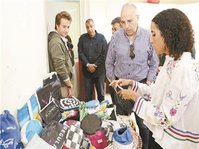 وزير الرى يستعرض منتجات مخلفات النيل