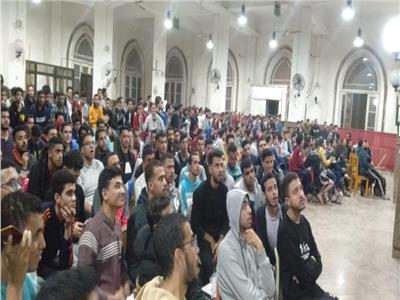 طلاب جامعة القاهرة أثناء مشاهدة مباريات كأس العالم 