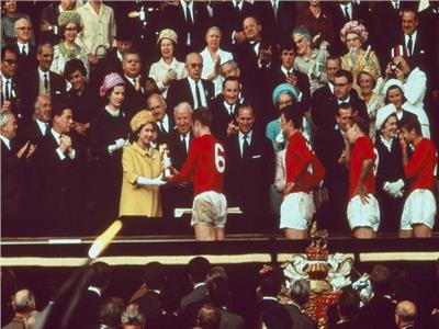 الملكة إليزابيث تسلم كأس العالم للمنتخب الإنجليزي
