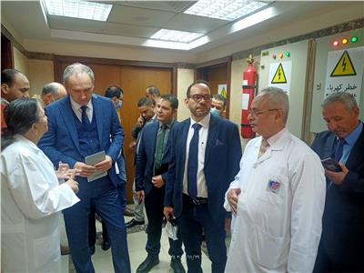 سفير بيلاروسيا يزور معهد القلب القومى