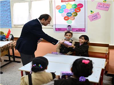 الرئيس السيسي يوزع الهدايا على الأطفال