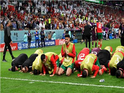 لاعبو المغرب يسجدون احتفالا بالتأهل لربع النهائي