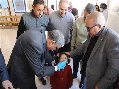 محافظ المنيا أثناء الحملة القومية للتطعيم ضد شلل الأطفال 