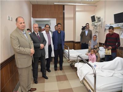 محافظ أسيوط أثناء تفقد مستشفى المبرة للتأمين الصحي