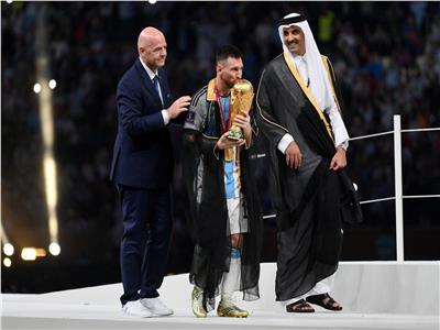 ميسي يرفع كأس العالم 2022 مرتديًا العباءة القطرية
