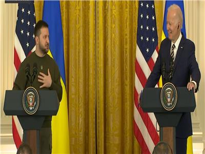 الرئيس الأوكراني فلاديمير زيلينسكي ونظيره الأمريكي جو بايدن