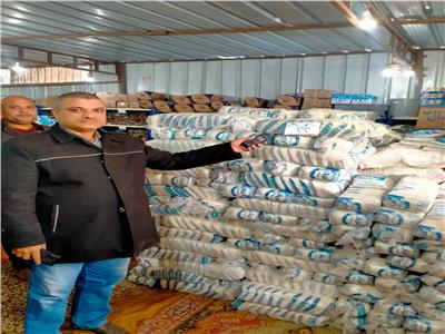 رئيس أشمون يتفقد منفذ بيع السلع الغذائية