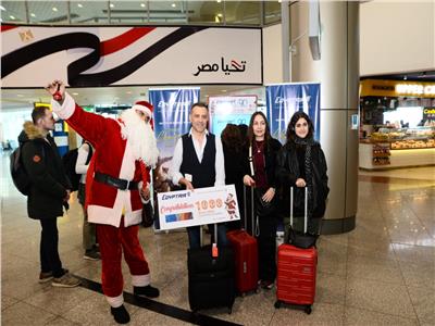  احتفالات مصر للطيران بأعياد الكريسماس بعملائها بمطار القاهرة