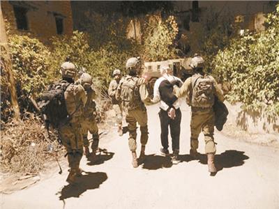 عناصر من قوات الاحتلال تعتقل فلسطينيا