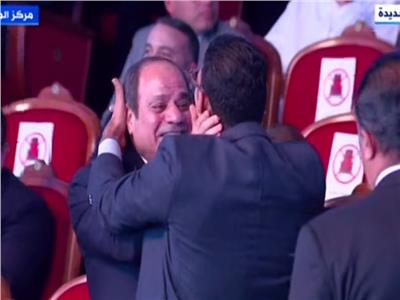 الرئيس عبد الفتاح السيسى يصافح أحد شباب "قادرون باختلاف"