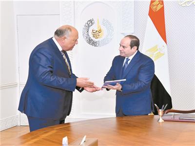 الرئيس عبدالفتاح السيسى مع وزير الخارجية خلال عرض التقرير التنفيذى للاستراتيجية الوطنية