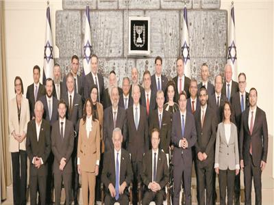 أعضاء الحكومة الجديدة يتوسطهم الرئيس الإسرائيلى وبنيامين نتانياهو