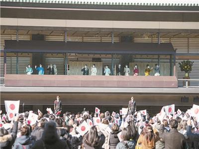 إمبراطور اليابان يهنئ شعبه بالعام الجديد  