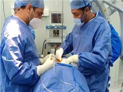 الفريق الطبي أثناء إجراء الجراحة
