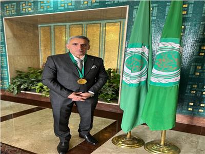 عراقي يفوز بجائزة أفضل موظف حكومي عربي.. صاحب 4 براءات اختراع في الطب