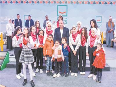 الرئيس عبد الفتاح السيسى فى صورة تذكارية مع عدد من أطفال سوهاج