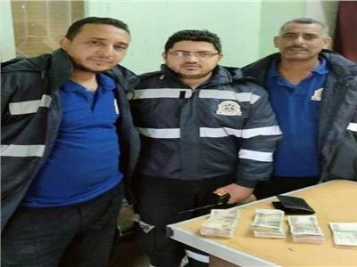 مسعف وسائق يعثران على 27 ألف جنيه