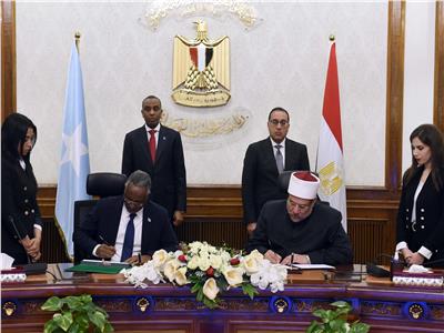 رئيسا وزراء مصر والصومال يشهدان توقيع مذكرة تفاهم بين وزارتي الأوقاف للبلدين