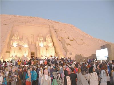 السياح أثناء مشاهدة تعامد الشمس على معبد أبو سمبل