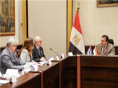 الدكتور خالد عبدالغفار وزير الصحة يستقبل وفدًا من دولة كوبا