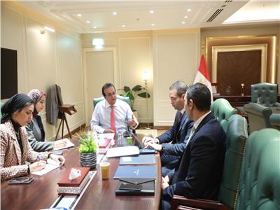 الدكتور خالد عبدالغفار وزير الصحة والسكان خلال الاجتماع