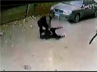 بلطجي يسحل طالبًا بوحشية في الشارع بالمعصرة