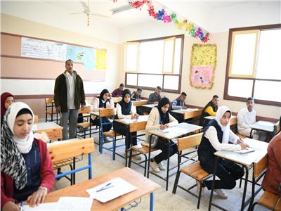تعليم قنا : 54 ألف و 584 طالب وطالبة يؤدون امتحانات الإعدادية في 301  لجنة (صور)