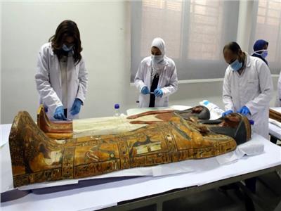 أحد معامل ترميم الآثار بالمتحف المصري الكبير