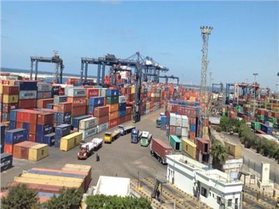تداول 170 ألف طن بضائع وسلع استراتيجية بميناء الإسكندرية   