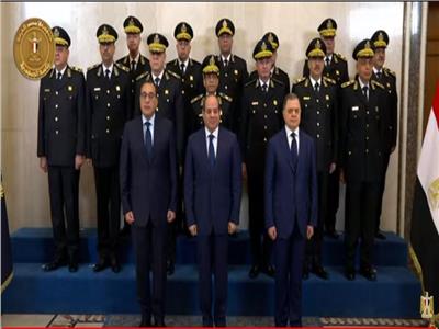 الرئيس عبدالفتاح السيسي يلتقط صورة تذكارية مع قيادات الداخلية