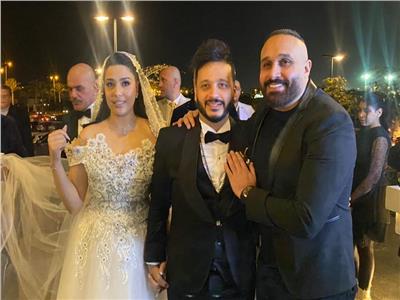 مصطفى محفوظ مع العروسين
