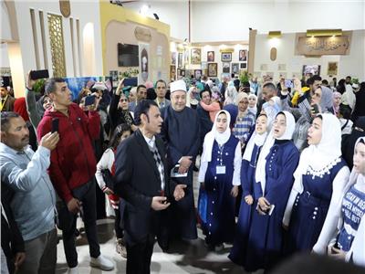 رئيس قطاع المعاهد الأزهرية يتفقد جناح الأزهر بمعرض القاهرة للكتاب