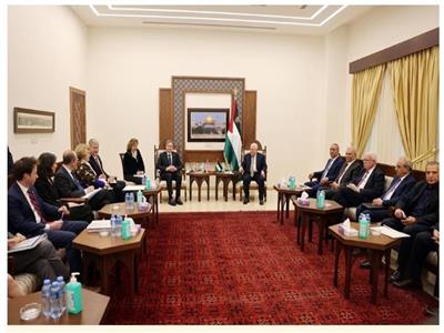 الرئيس الفلسطيني محمود عباس خلال استقباله وزير الخارجية الأمريكي أنتوني بلينكن