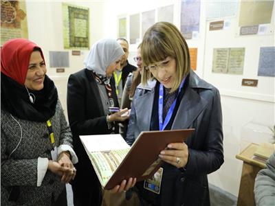 منسق الأمم المتحدة خلال تفقدها جناح الأزهر بمعرض الكتاب