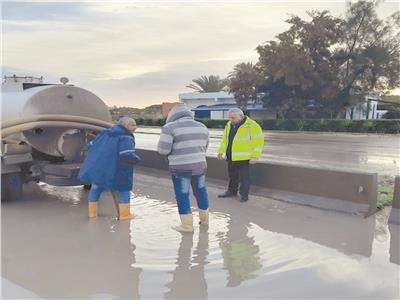 جهود لشفط مياه الأمطار من الشوارع