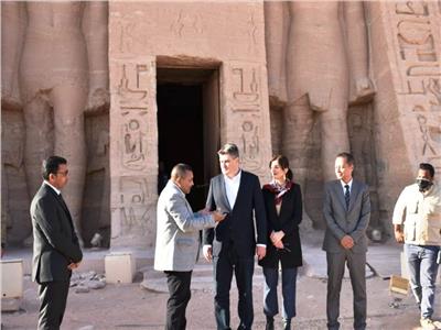 رئيس جمهورية كرواتيا الصديقة وحرمه يقومان بزيارة معبدى أبو سمبل