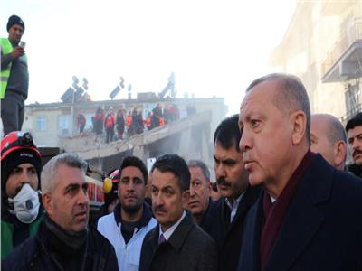  الرئيس التركي رجب طيب أردوغان خلال تفقده مناطق متضررة من الزلزال