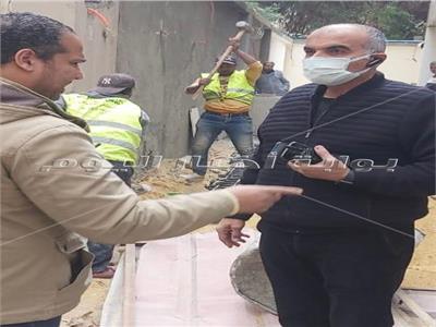 اللواء دكتور أحمد عبدالفتاح رئيس حي الدقي أثناء إزالة المخالفة