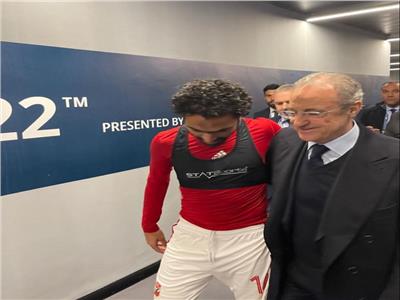 حسين الشحات لاعب الأهلي مع فلورنتينو بيريز رئيس نادي ريال مدريد